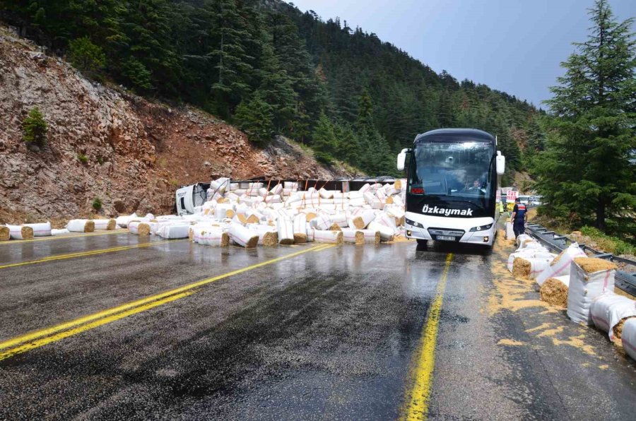 Antalya’da Saman Yüklü Tır Devrildi, Sürücü Yaralandı