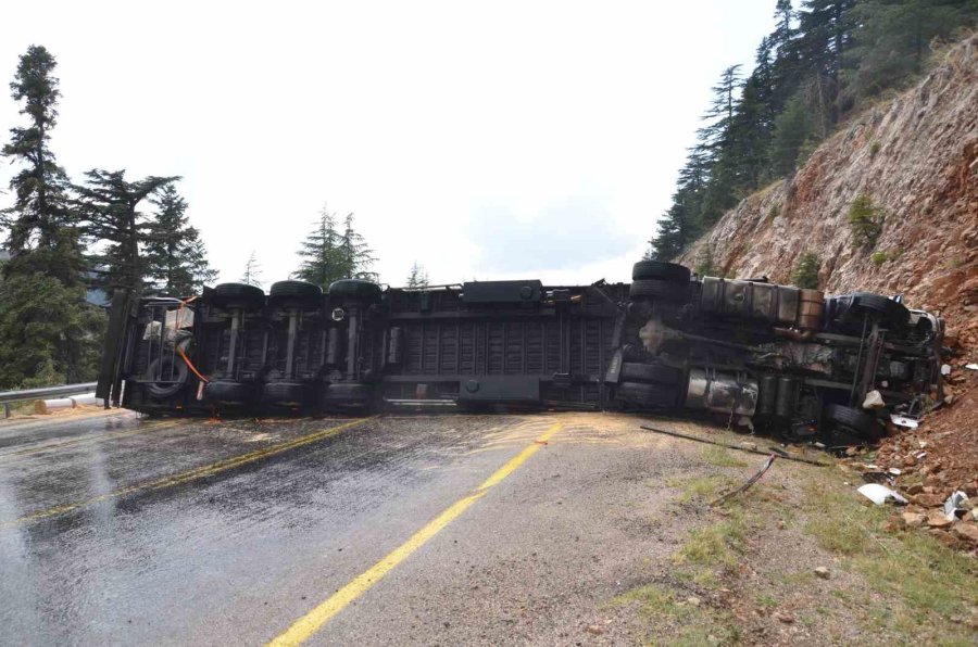 Antalya’da Saman Yüklü Tır Devrildi, Sürücü Yaralandı