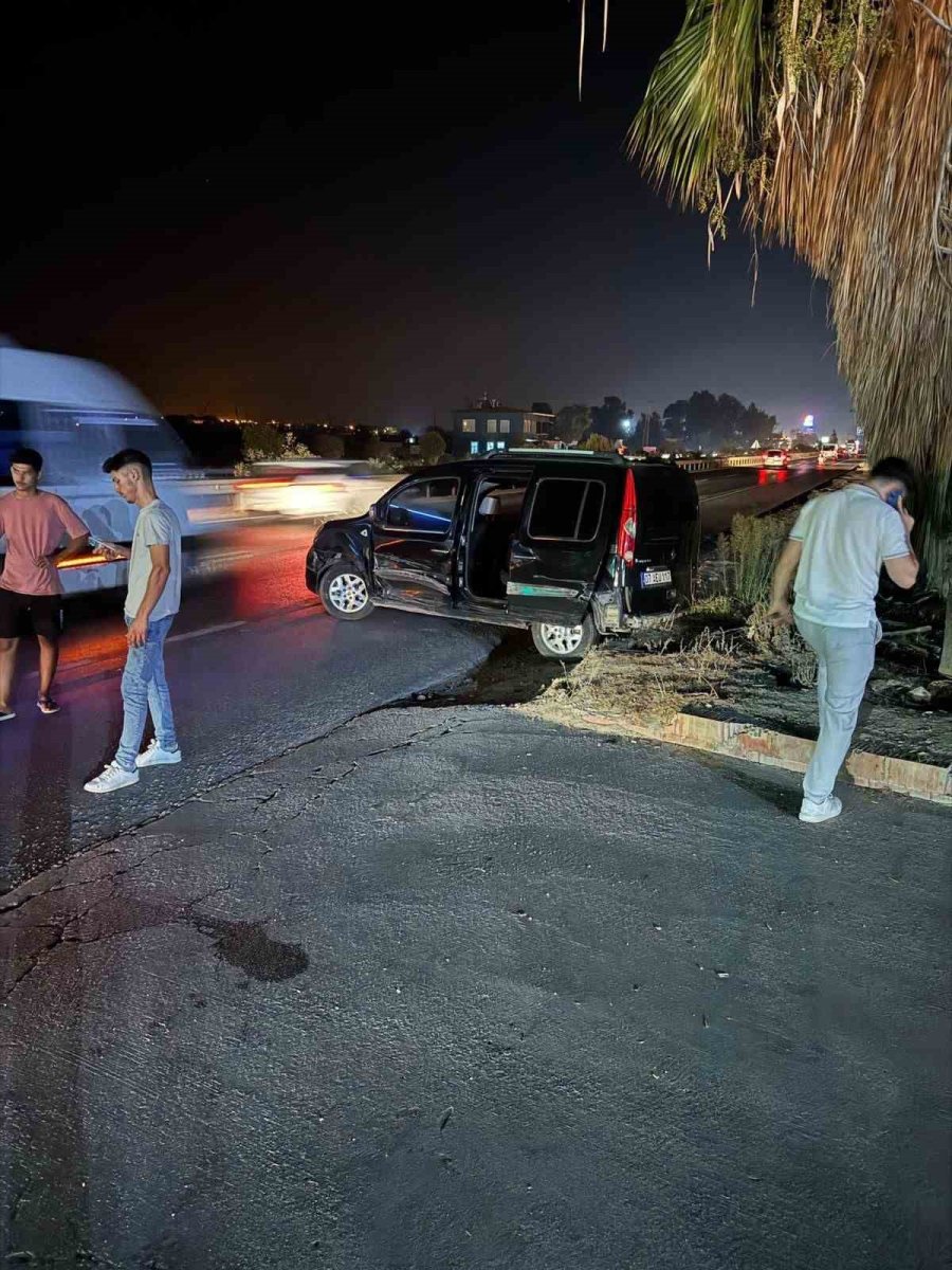 Antalya’da U Dönüşü Yapan Araç Kazaya Yol Açtı: 2 Yaralı