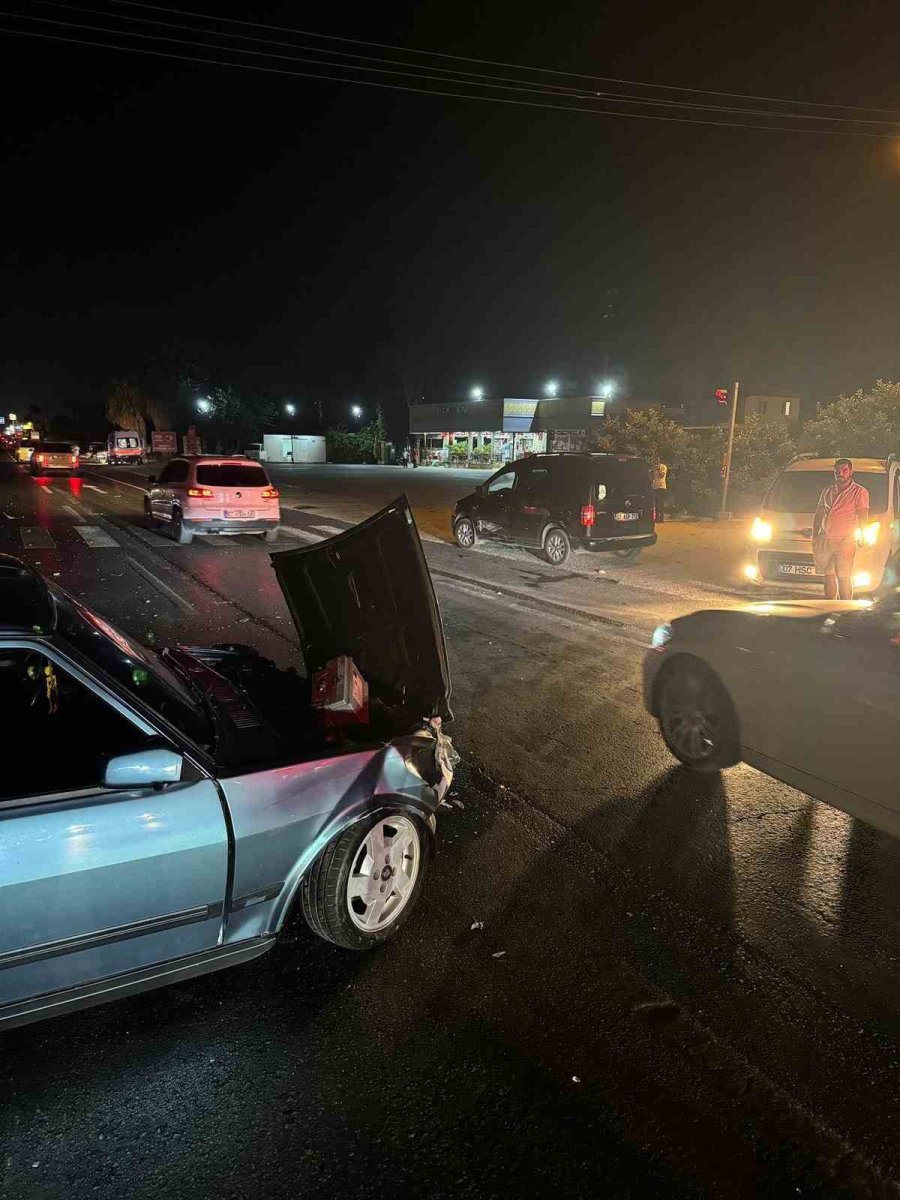 Antalya’da U Dönüşü Yapan Araç Kazaya Yol Açtı: 2 Yaralı