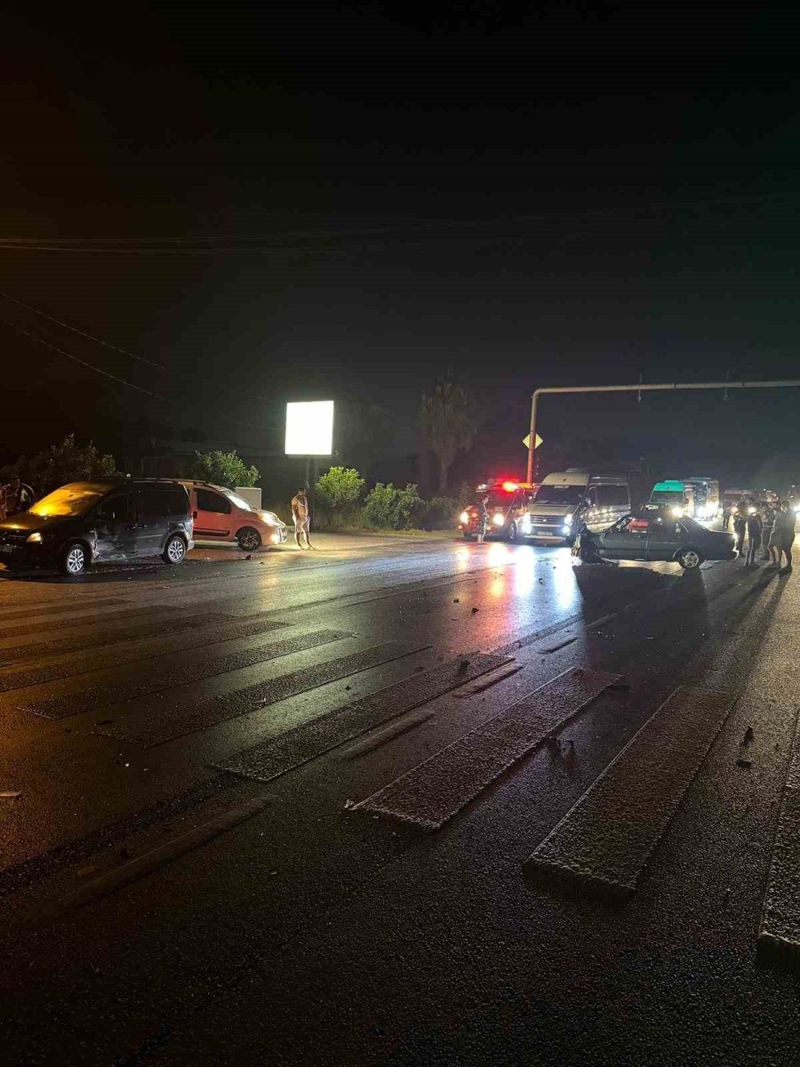 Antalya’da U Dönüşü Yapan Araç Kazaya Yol Açtı: 2 Yaralı