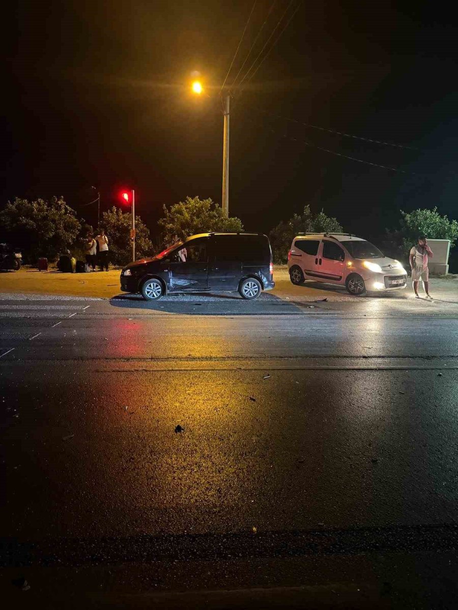 Antalya’da U Dönüşü Yapan Araç Kazaya Yol Açtı: 2 Yaralı