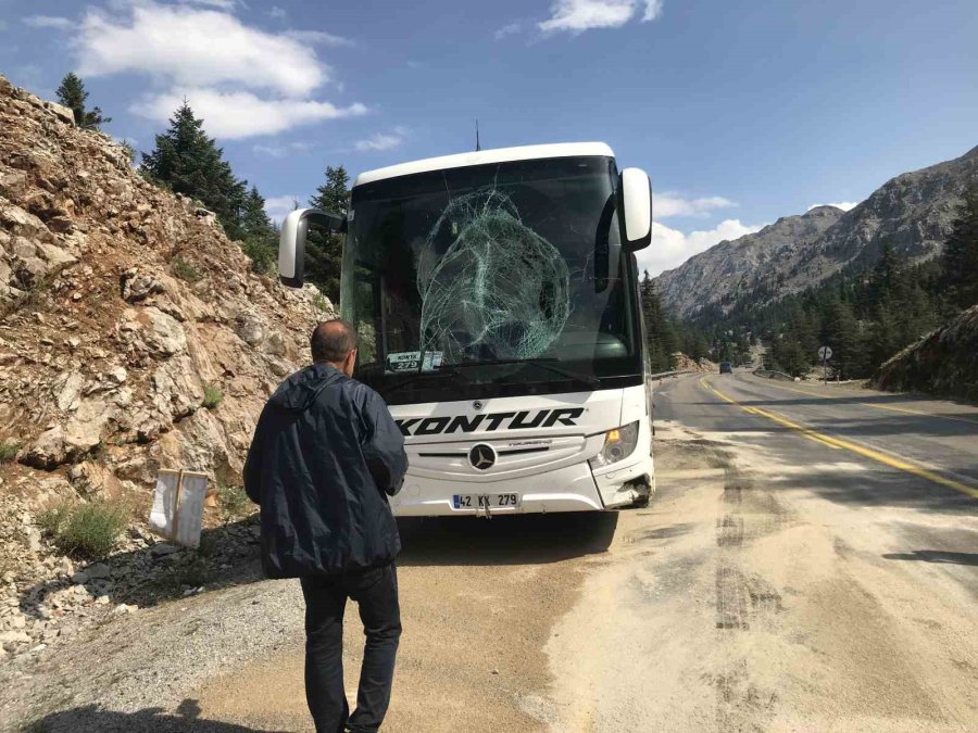 Antalya’da Yolcu Otobüsünün Bariyerlere Çarptığı Kaza Ucuz Atlatıldı