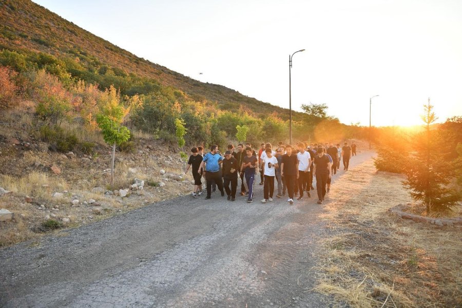 Başkan Büyükkılıç’tan Talas Gençlik Merkezi Öğrencileriyle Ali Dağı’nda Sabah Sporu