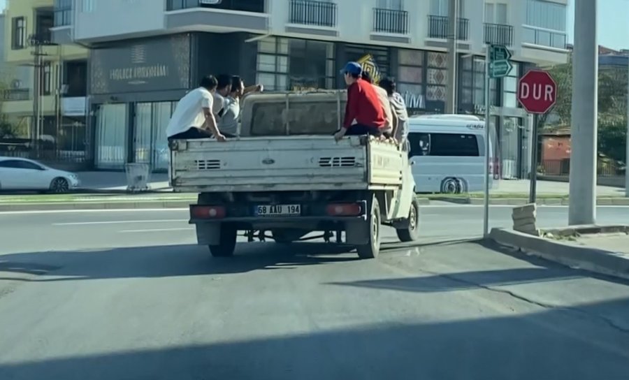 Kamyonet Kasasında 6 Kişinin Tehlikeli Yolculuğu Kamerada