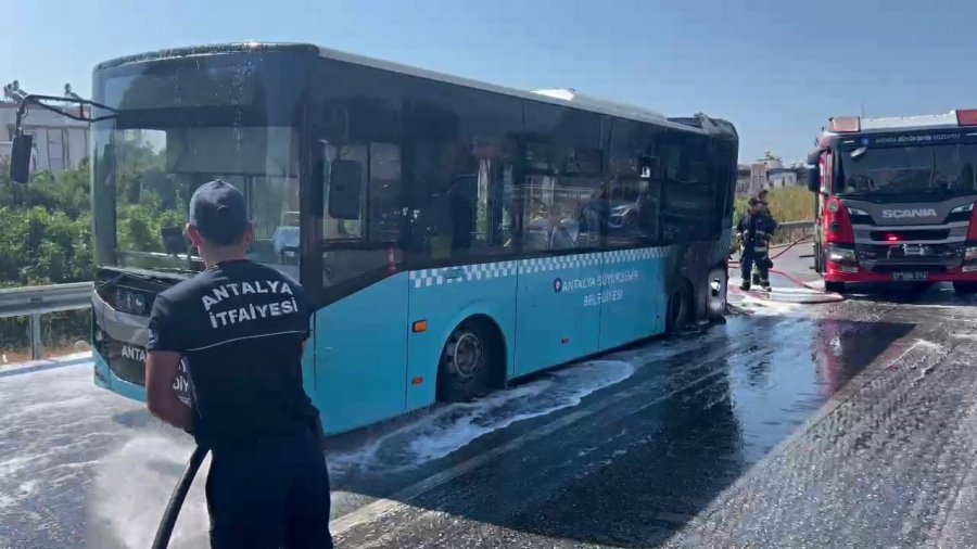 Seyir Halindeki Halk Otobüsü Alev Alev Yandı