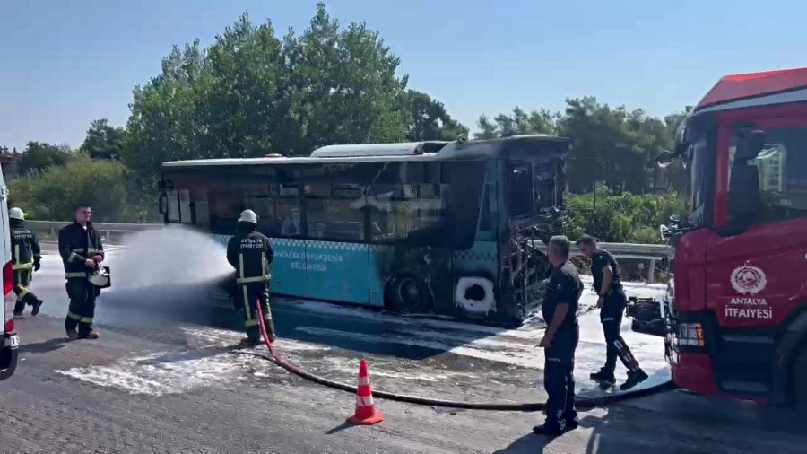 Seyir Halindeki Halk Otobüsü Alev Alev Yandı