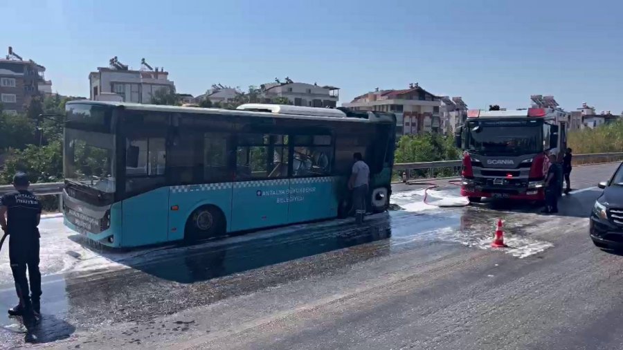 Seyir Halindeki Halk Otobüsü Alev Alev Yandı