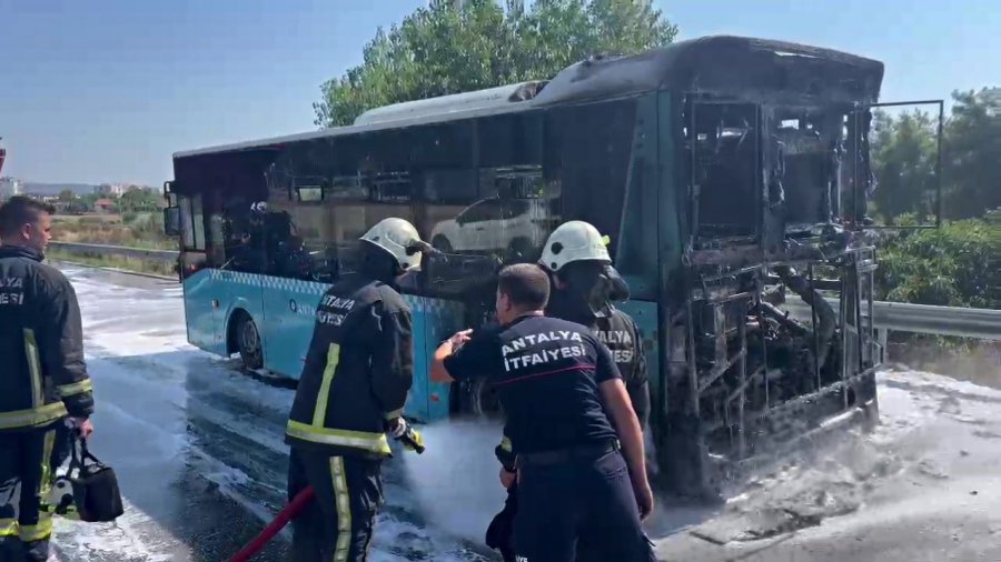 Seyir Halindeki Halk Otobüsü Alev Alev Yandı