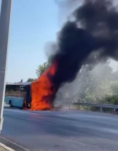 Seyir Halindeki Halk Otobüsü Alev Alev Yandı