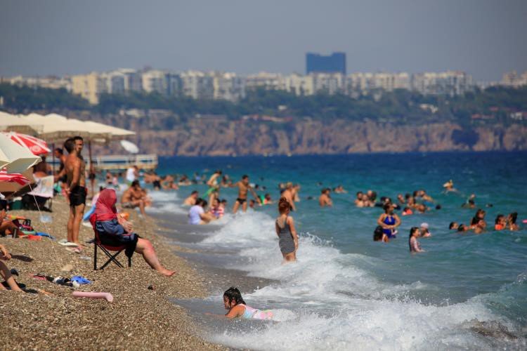 Termometreler 41 Dereceyi Gösterdi, Sıcaktan Bunalanlar Sahile Akın Etti