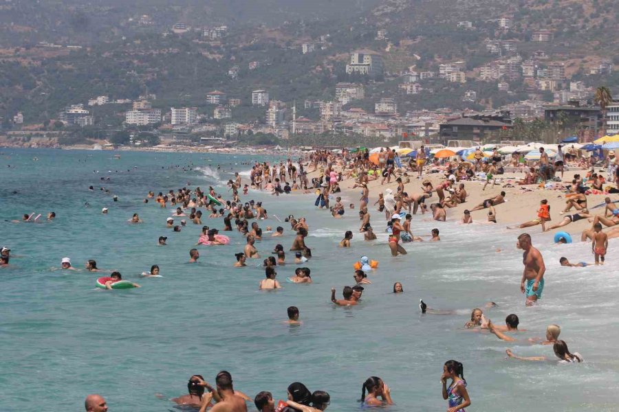 Alanya’da Plajlar Tıklım Tıklım