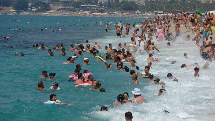 Alanya’da Plajlar Tıklım Tıklım