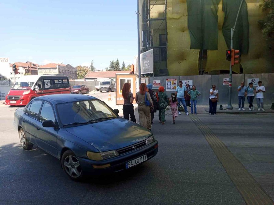 Trafikte Kırmızı Işığı Umursamayan Yayalar Tehlike Oluşturuyor