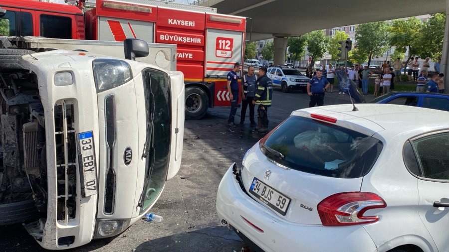 3 Araç Çarpıştı, Kamyonet Devrildi: 3 Yaralı