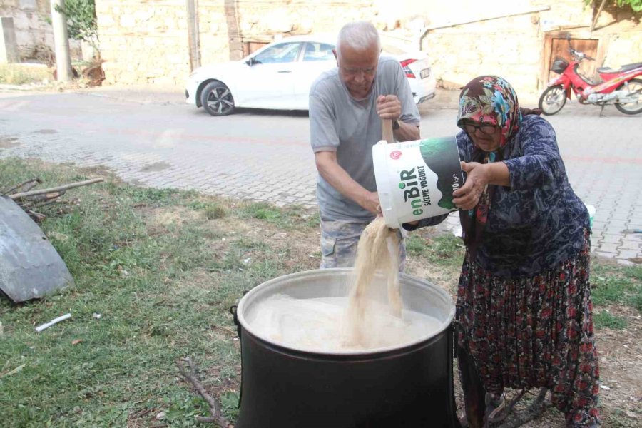 Kış Sofralarının Vazgeçilmezi, Yöresel Lezzet Beyşehir Tarhanasında Yapım Mesaisi Sürüyor