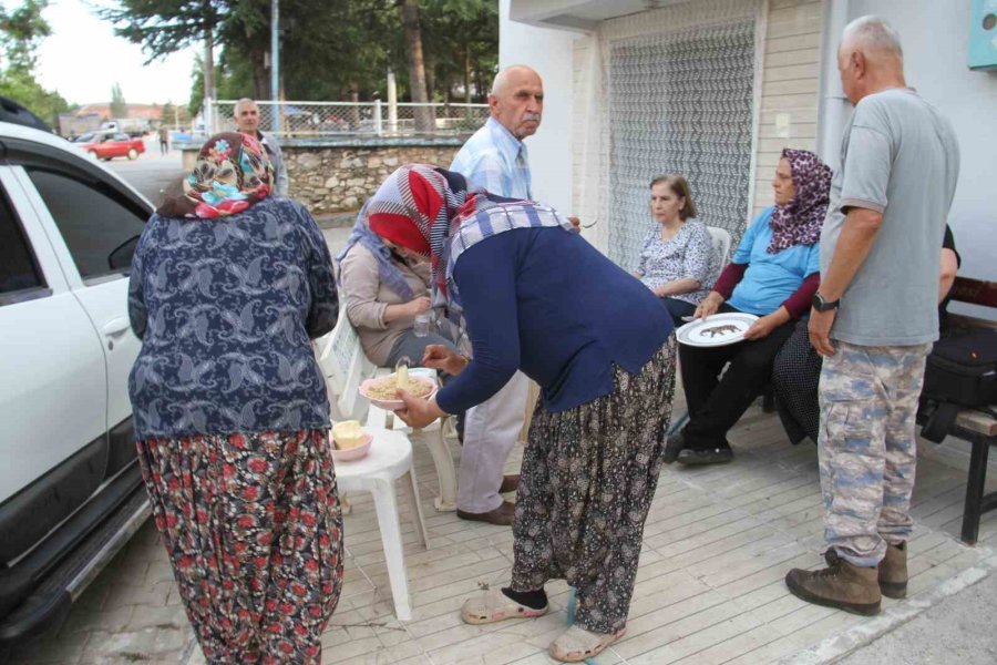 Kış Sofralarının Vazgeçilmezi, Yöresel Lezzet Beyşehir Tarhanasında Yapım Mesaisi Sürüyor