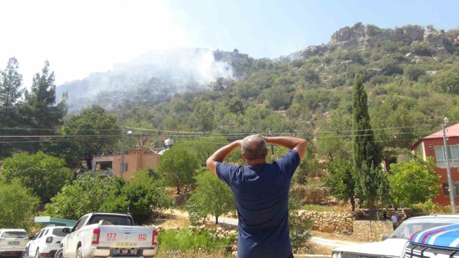 Mersin’de Orman Yangını, Alevler Evleri Teğet Geçti