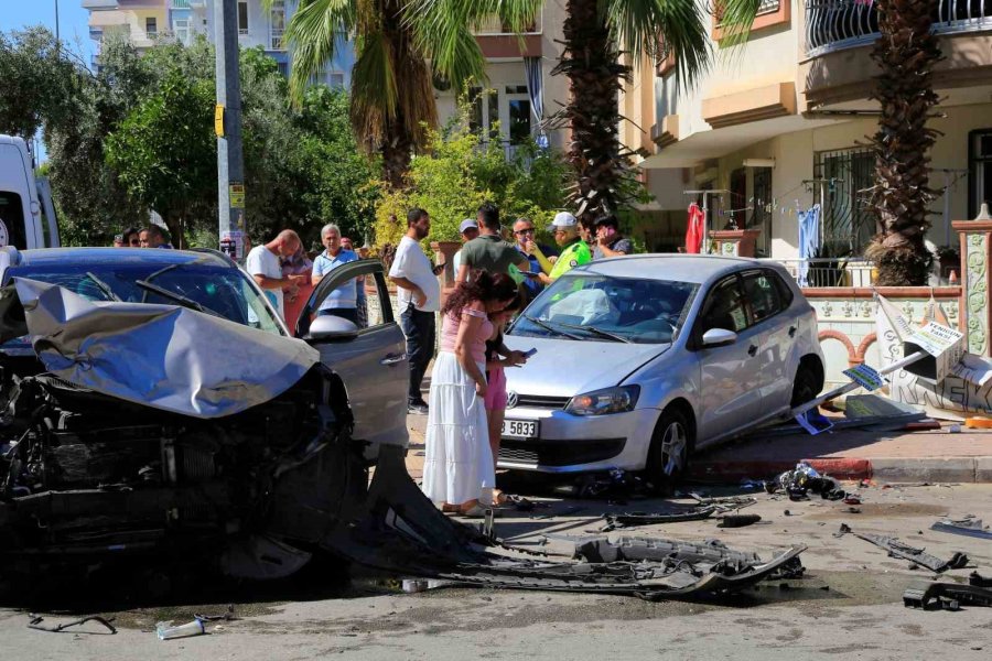 İki Otomobil Kavşakta Çarpıştı, Sürücüler Hava Yastığı Sayesinde Kazayı Sıyrıklarla Atlattı