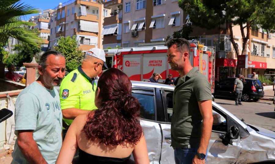 İki Otomobil Kavşakta Çarpıştı, Sürücüler Hava Yastığı Sayesinde Kazayı Sıyrıklarla Atlattı