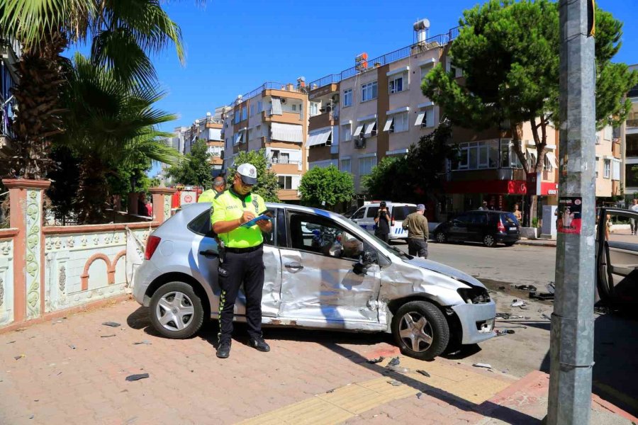 İki Otomobil Kavşakta Çarpıştı, Sürücüler Hava Yastığı Sayesinde Kazayı Sıyrıklarla Atlattı