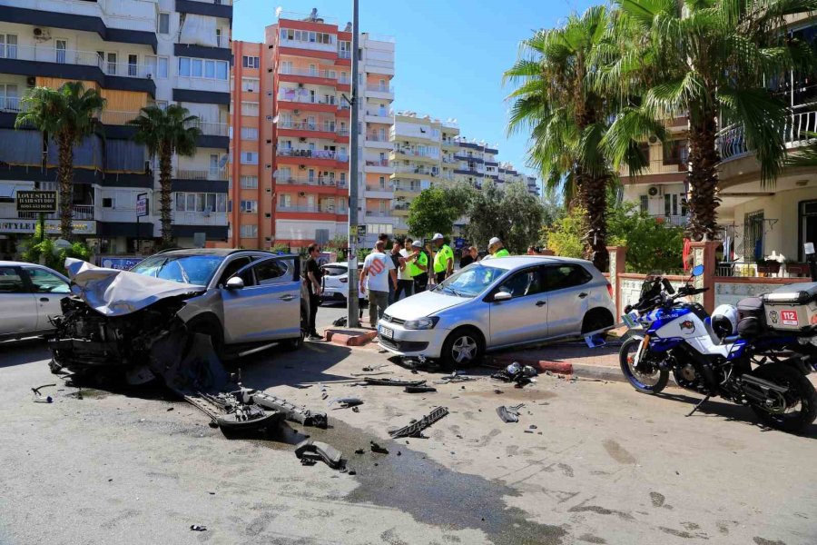 İki Otomobil Kavşakta Çarpıştı, Sürücüler Hava Yastığı Sayesinde Kazayı Sıyrıklarla Atlattı