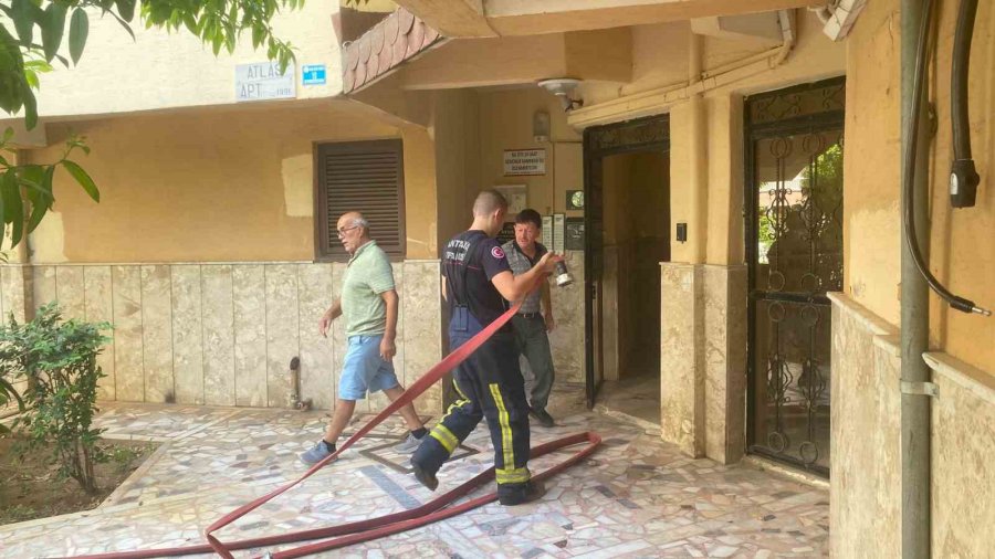 Binanın 6’ncı Katında Çıkan Yangın Apartman Sakinlerini Sokağa Döktü