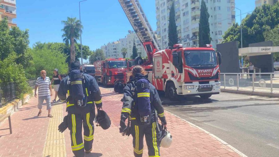 Binanın 6’ncı Katında Çıkan Yangın Apartman Sakinlerini Sokağa Döktü