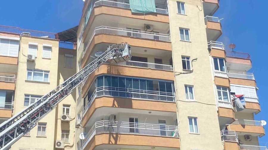 Binanın 6’ncı Katında Çıkan Yangın Apartman Sakinlerini Sokağa Döktü