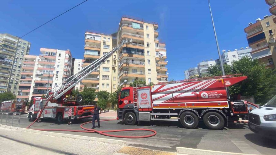 Binanın 6’ncı Katında Çıkan Yangın Apartman Sakinlerini Sokağa Döktü