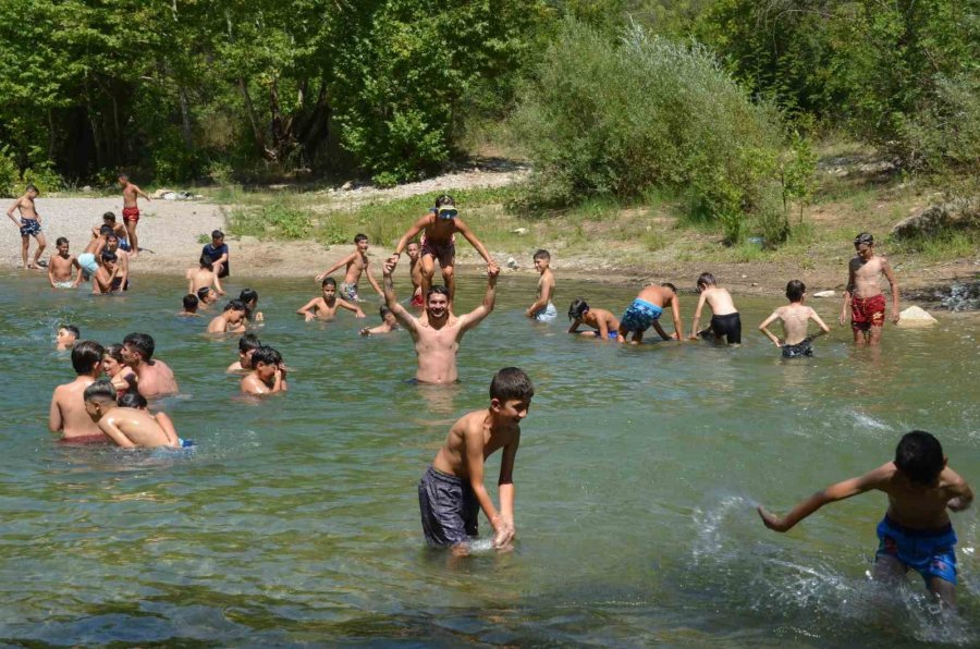 Antalya’da Sıcaktan Bunalan Çocuklar Üzümdere Irmağında Biriken Gölette Serinledi