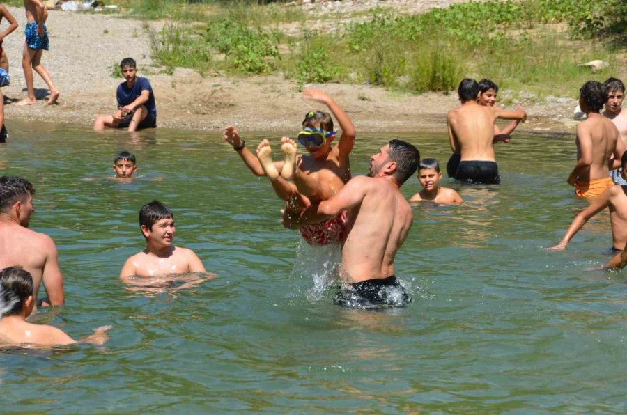 Antalya’da Sıcaktan Bunalan Çocuklar Üzümdere Irmağında Biriken Gölette Serinledi