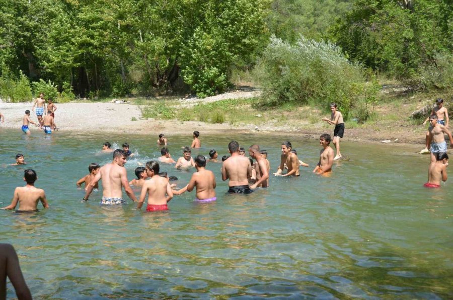 Antalya’da Sıcaktan Bunalan Çocuklar Üzümdere Irmağında Biriken Gölette Serinledi