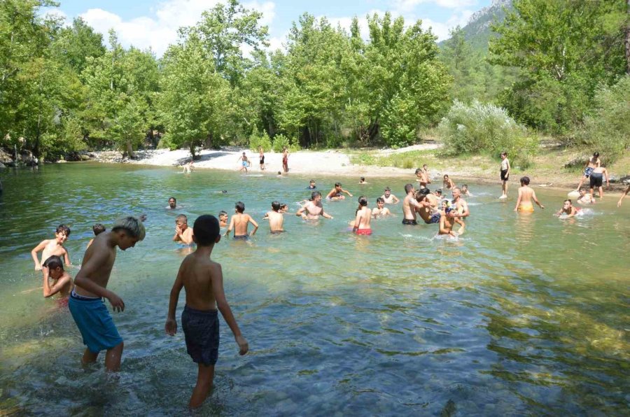 Antalya’da Sıcaktan Bunalan Çocuklar Üzümdere Irmağında Biriken Gölette Serinledi