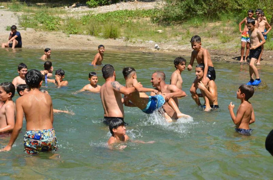 Antalya’da Sıcaktan Bunalan Çocuklar Üzümdere Irmağında Biriken Gölette Serinledi