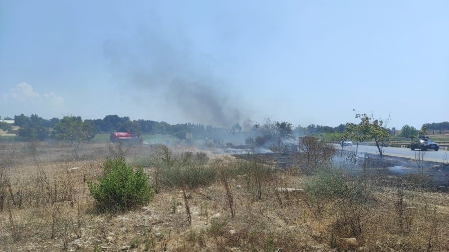 Sigara İzmariti Yangına Neden Oldu, Dumanlar Karayolunu Kapladı