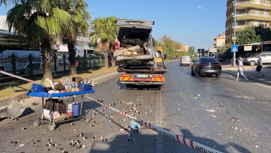 Kamyonet İle Otomobil Çarpıştı, Araçlar Hurdaya Döndü: 2 Yaralı