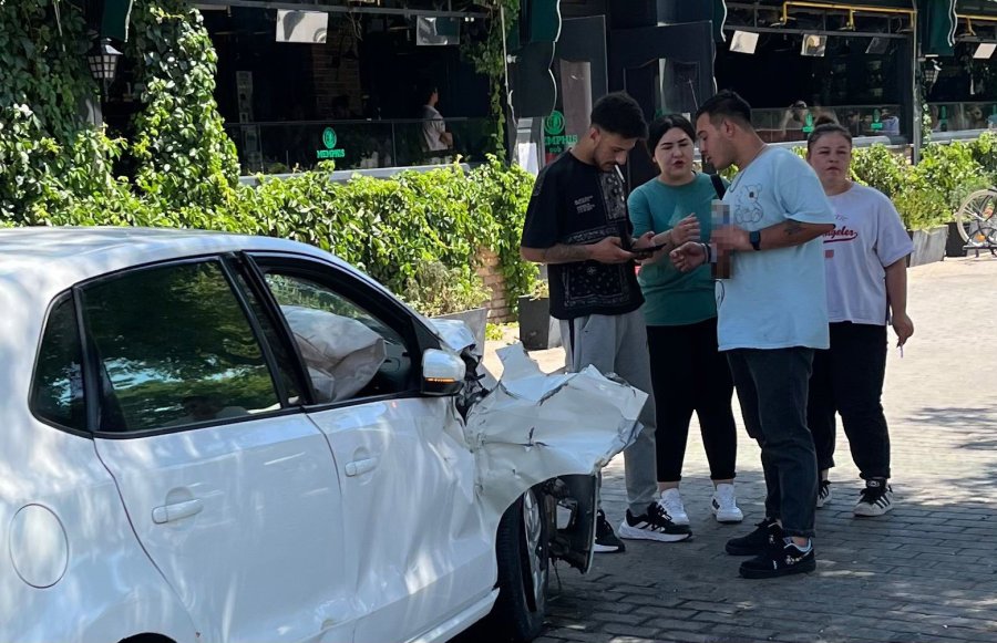 Ehliyetsiz Ve Alkollü Sürücü Kaza Yaptı, Aracın Başında Alkol Almaya Devam Etti