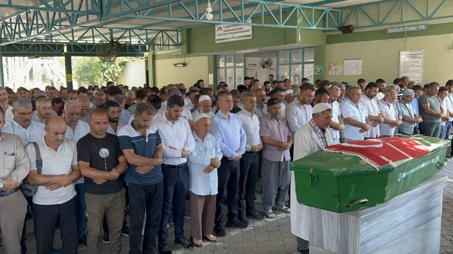 Mersin’de ‘yol Verme’ Kavgasında Ölenlerden 2 Kişi Toprağa Verildi