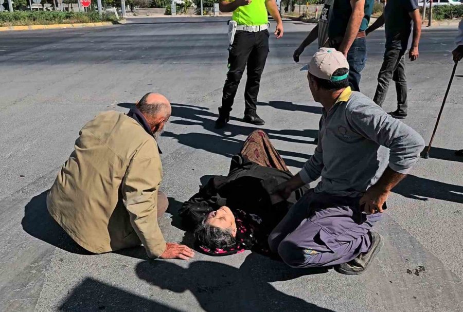 Sağlık Görevlisinin İşini Bırakıp Gazeteciyi Polise Şikayet Ettiği Kazada Yaralanan Kadın Öldü