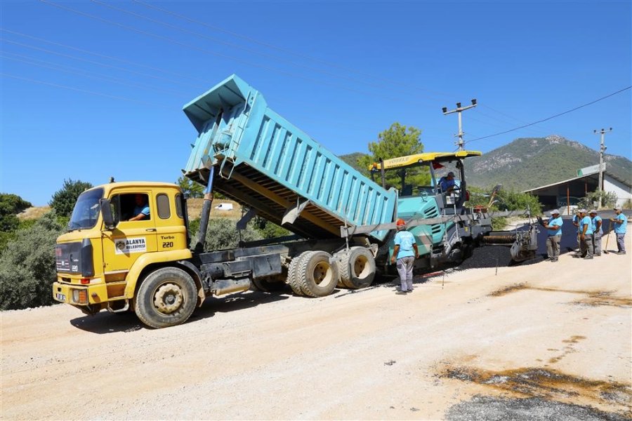 Alanya Belediyesi’nden Oba Mahallesi’ne Sıcak Asfalt