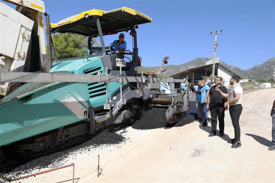 Alanya Belediyesi’nden Oba Mahallesi’ne Sıcak Asfalt