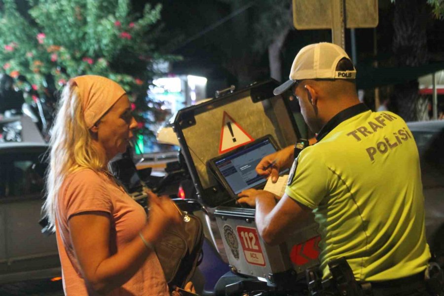 Antalya’da Kasksız Motosiklet Sürücülerine Yakın Takip