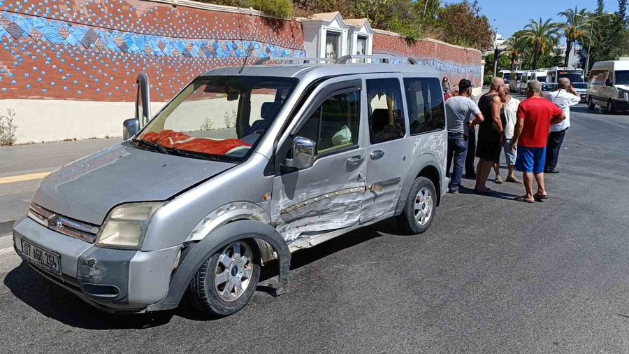 Antalya’da 3 Araçlı Zincirleme Kaza: 2 Yaralı