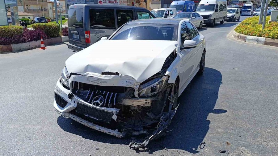 Antalya’da 3 Araçlı Zincirleme Kaza: 2 Yaralı