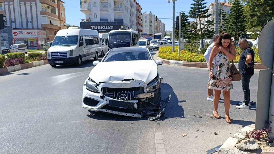 Antalya’da 3 Araçlı Zincirleme Kaza: 2 Yaralı