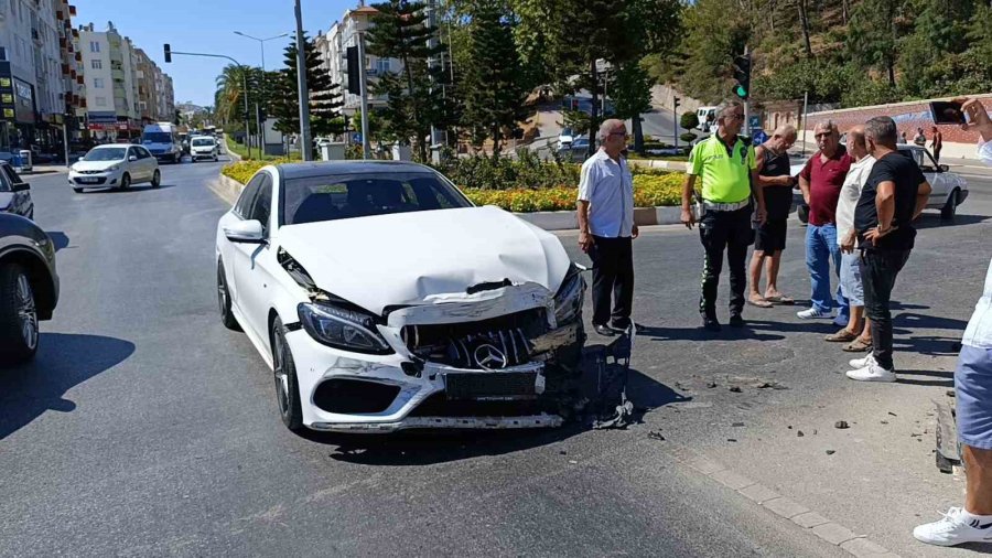 Antalya’da 3 Araçlı Zincirleme Kaza: 2 Yaralı