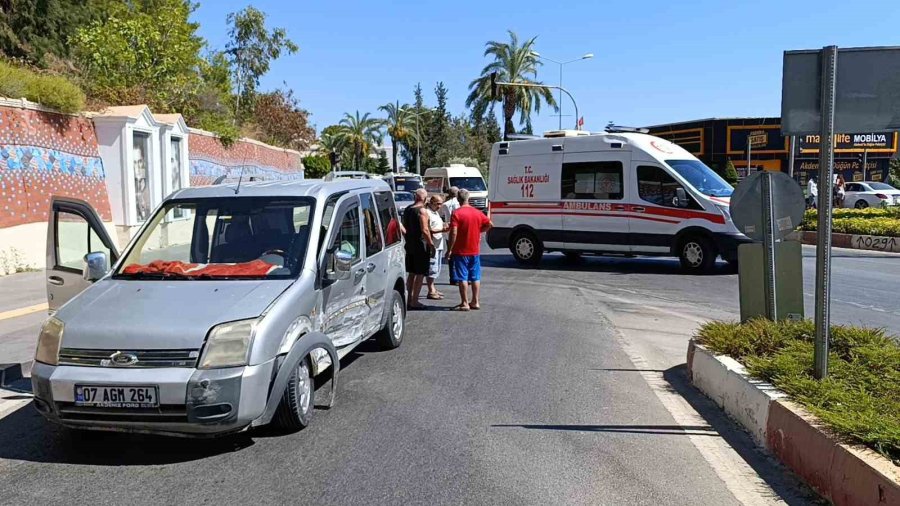 Antalya’da 3 Araçlı Zincirleme Kaza: 2 Yaralı