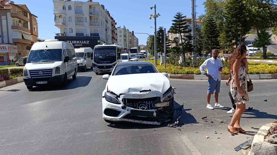 Antalya’da 3 Araçlı Zincirleme Kaza: 2 Yaralı