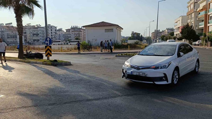 Manavgat’ta Motosiklet İle Otomobil Çarpıştı: 1 Yaralı